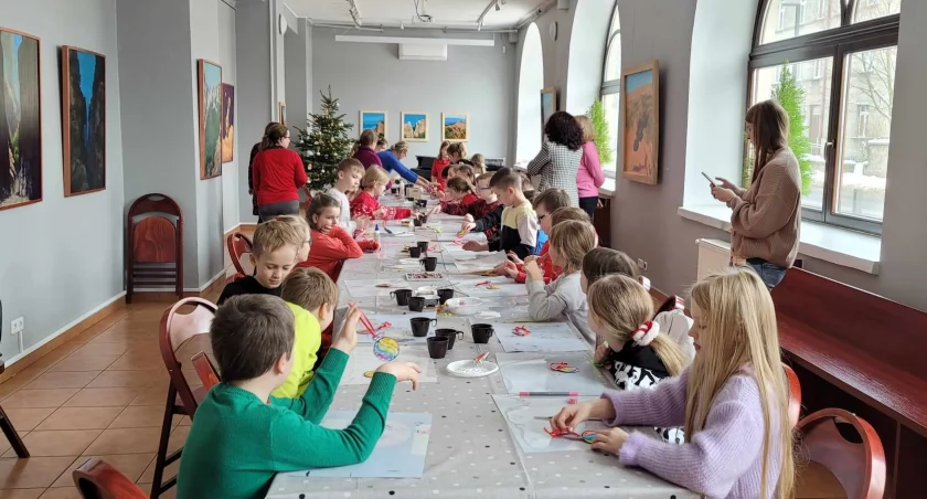 [ZDJĘCIA:] Mikołajki w Muzeum Regionalnym. Warsztaty tworzenia ozdób choinkowych. Nie obyło się też i bez wizyty Św. Mikołaja