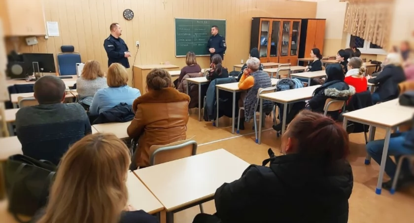 Policjanci spotkali się z rodzicami uczniów Elektryka. Mówili o tym, jak młodzi ludzie potrafią ukrywać narkotyki