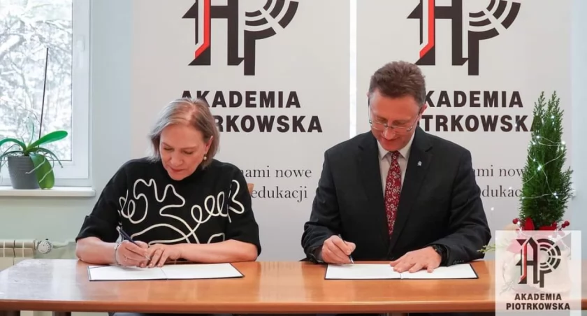 Akademia Piotrkowska w Piotrkowie Trybunalskim podpisała porozumienie o współpracy z Zespołem Szkół Ponadpodstawowych w Przedborzu