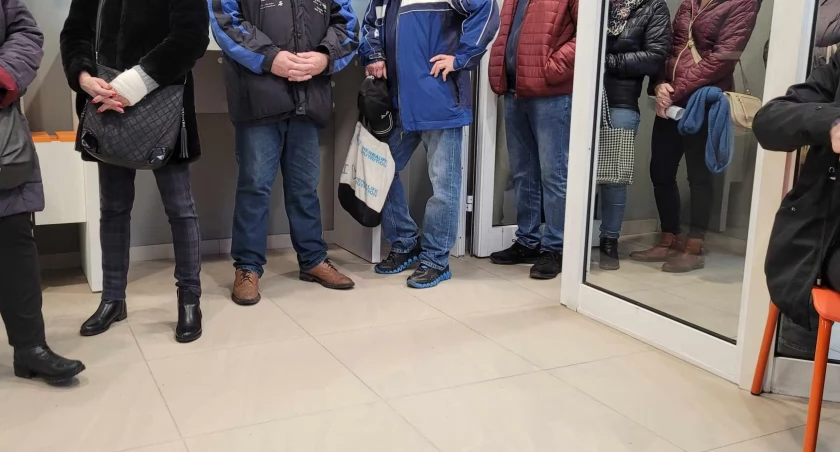 [ZDJĘCIA:] 125 zł zwrotu za prąd. Kolejka do okienka sięga daleko poza budynek. Niektórzy stoją w niej kolejny raz