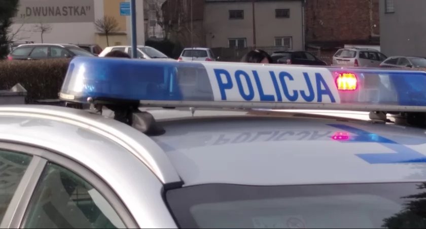48-letni kierowca opla corsy był kompletnie pijany. Zatrzymał go inny radomszczanin i wezwał policję
