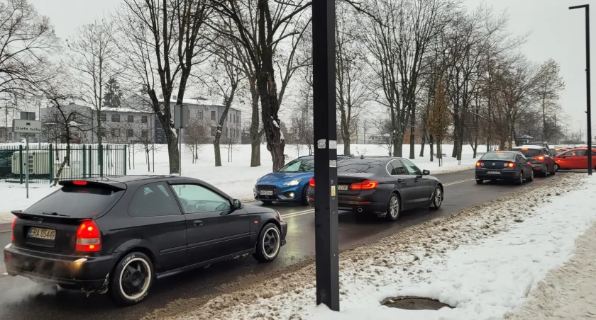 Kto jeździ gorzej, młodzi kierowcy czy starsi? Nowe statystyki zaskakują