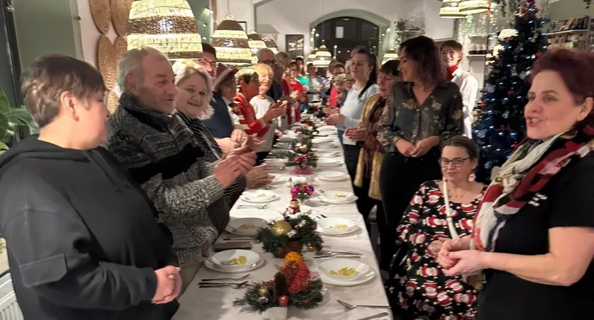 Mobilna wigilia radomszczan: Prezydent wpisał się na listę wolontariuszy, ale zakończyło się na deklaracji. I torebkach z logo