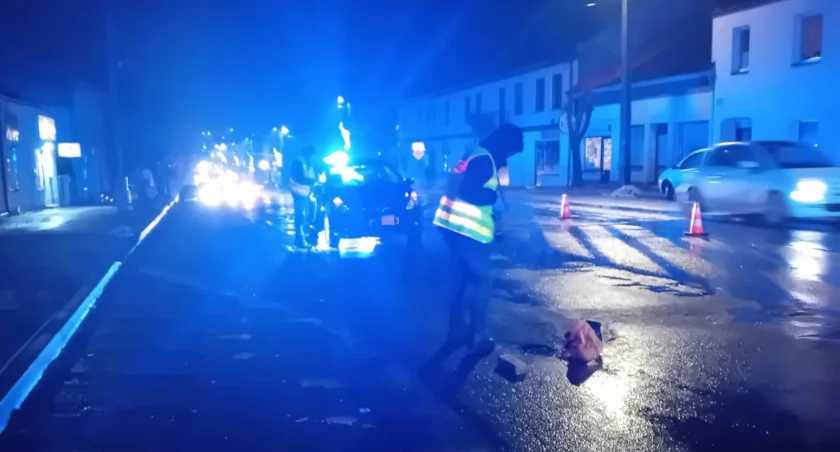 Potrącenie na DK42 w Przedborzu. 76-letni mężczyzna doznał obrażeń i został odwieziony do szpitala