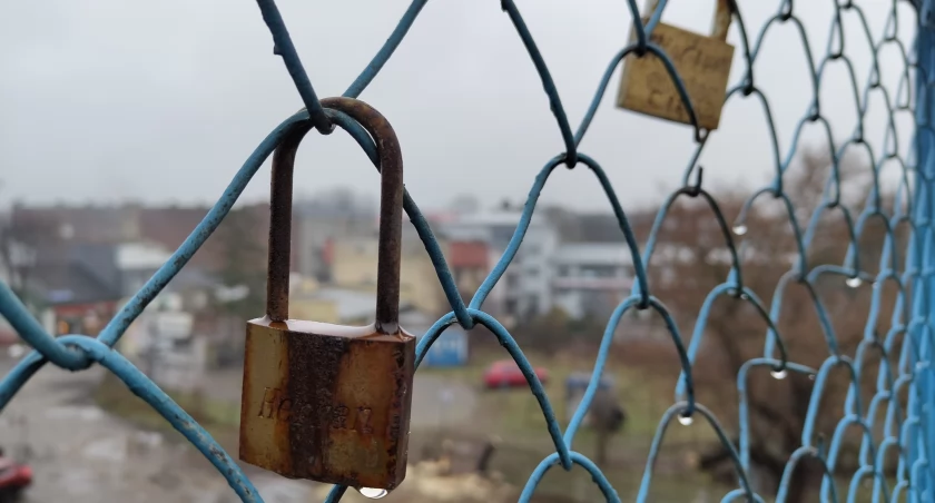 Pani Ewa: W różnych miastach są tak zwane mosty miłości, takie z kłódkami. My też mamy, taki na miarę naszych możliwości