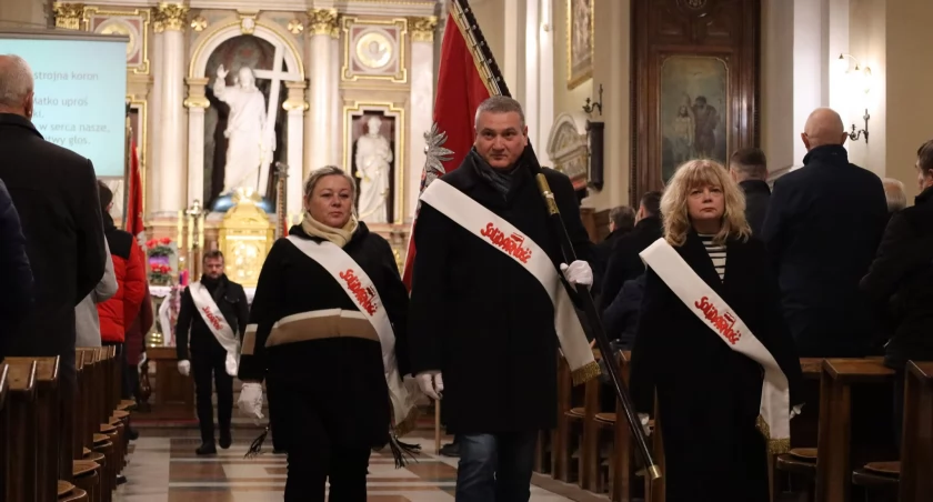 42. rocznica wprowadzenia stanu wojennego. W Radomsku uczczona mszą i złożeniem kwiatów