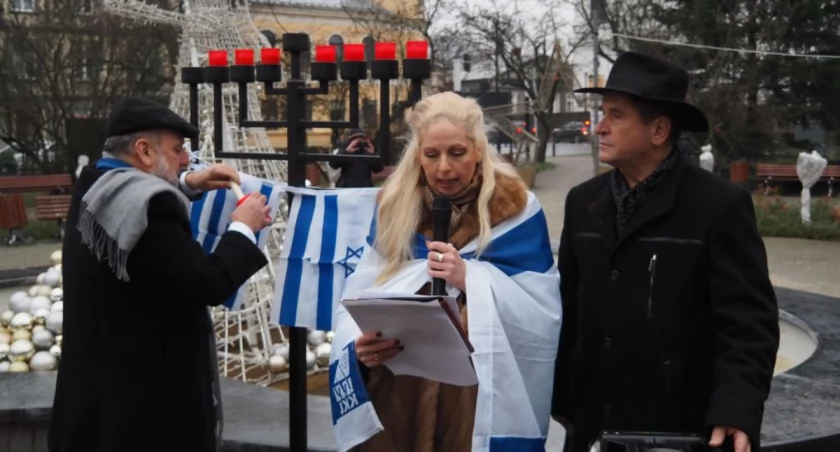 [WIDEO, ZDJĘCIA] Chanuka, czyli żydowskie Święto Świateł na placu 3 Maja. Do Radomska przyjechał naczelny rabin Polski