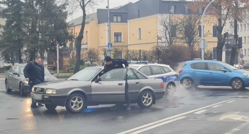 Audi się zepsuło i zablokowało ruch. Pomogli dzielnicowi. Kierowca mógł wezwać lawetę