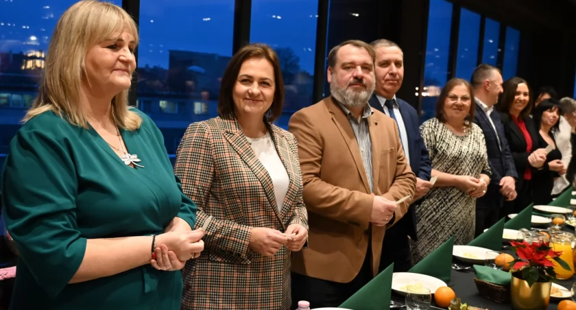 Grudzień to czas wigilijnych spotkań stowarzyszeń, fundacji i innych organizacji. Wszyscy zapraszają władze miejskie i powiatowe