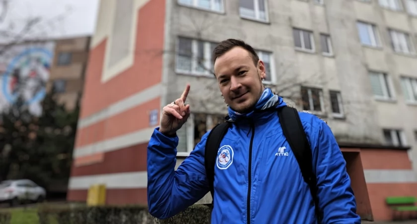 Sebastian Pierzchalski z KBKS-u zaprasza do biegania po schodach. W dniu 32. Finału Wielkiej Orkiestry Świątecznej Pomocy