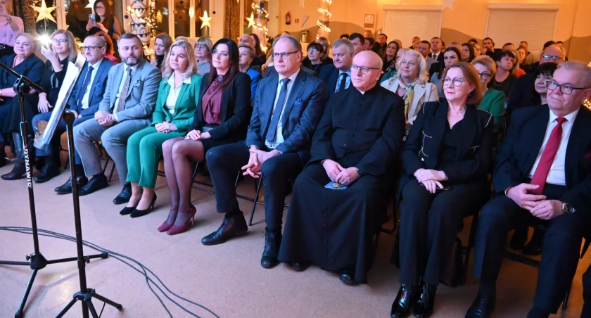 Powiatowa Wigilia w bursie szkolnej. Starosta Beata Pokora zaprosiła samorządowców z Radomska i powiatu
