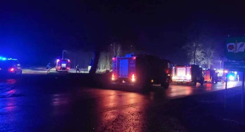Pożar balotów słomy przy drodze między Strzałkowem a Orzechowem. Wysłano sześć jednostek straży pożarnej 