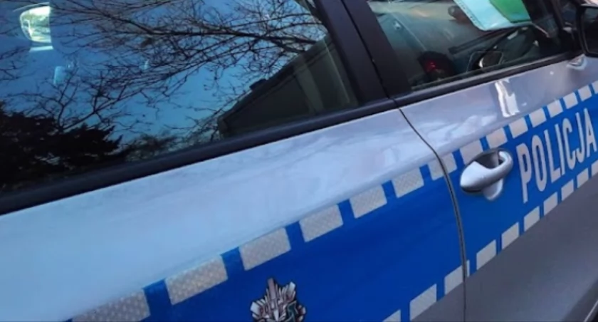 Kierowca opla wjechał do rowu w Ładzicach. Nie czekał na pomoc. Policjanci ustalają, co się stało