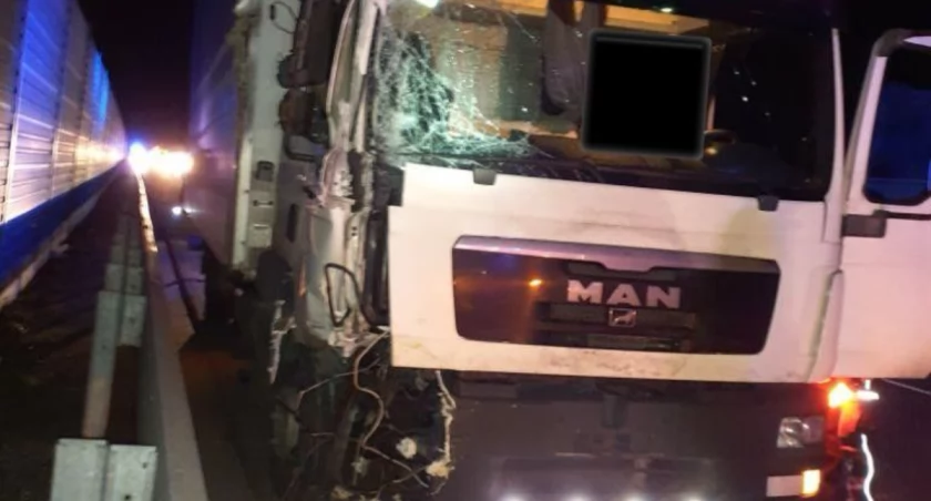 Kolizja na autostradzie A1. Kierowca MAN-a wymijał przyczepę zabezpieczającą roboty drogowe