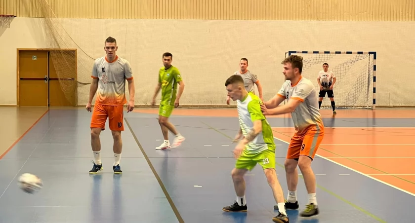 Wystartowała radomszczańska liga halowej piłki nożnej. Do rywalizacji przystąpiło 11 drużyn