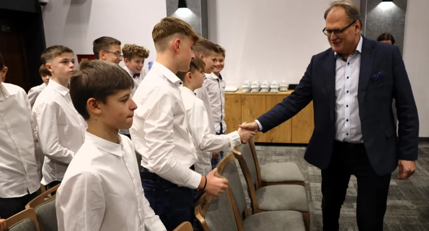 Piłkarze Radomszczańskiej Akademii Piłkarskiej spotkali się z prezydentem Radomska Jarosławem Ferencem