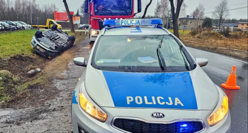 30-letni kierowca opla wjechał do rowu. Wyprzedzał, kiedy inny samochód zajechał mu drogę