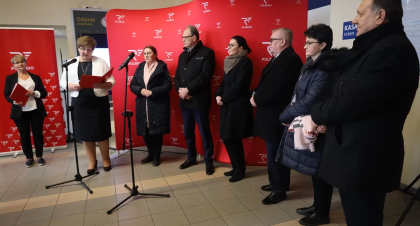 Wydarzenia 2023. Miasto nasze rozsławione: kasa na dworcu, wyrok, czerwona linia telefoniczna. Tak Polska widziała Radomsko