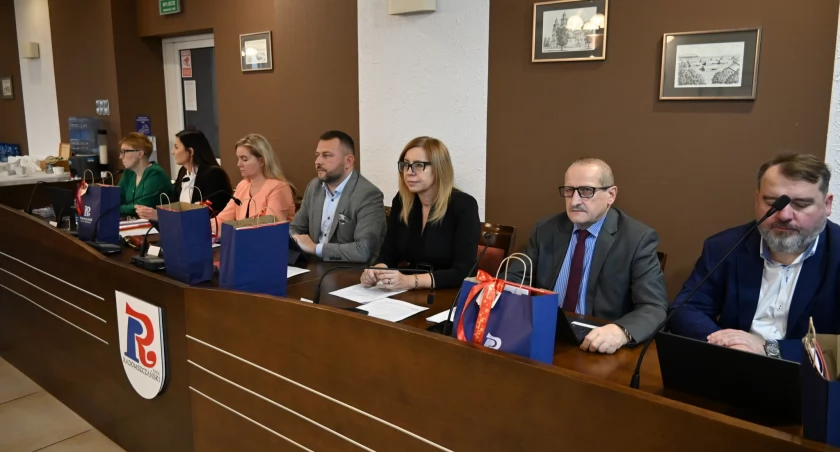 Sesje budżetowe w mieście i powiecie. Były dyskusje i wymiana argumentów, na koniec głosowania