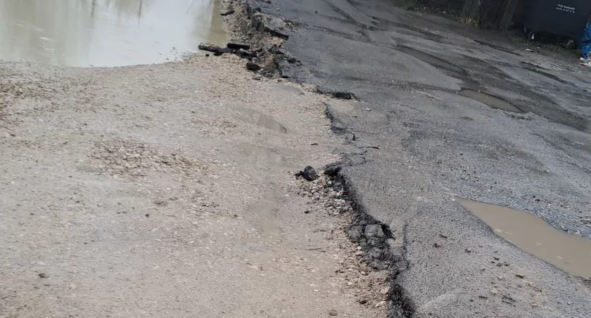 Właścicielka sklepu przy ulicy Piłsudskiego: Te wjazdy wytrzymały chwilę i już się pozapadały. Klientka zawiesiła samochód