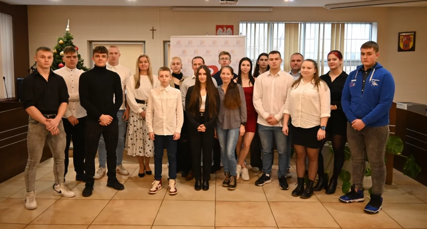 Dwudziestu sportowców i czworo trenerów uhonorowanych nagrodami przyznanymi przez władze Powiatu Radomszczańskiego