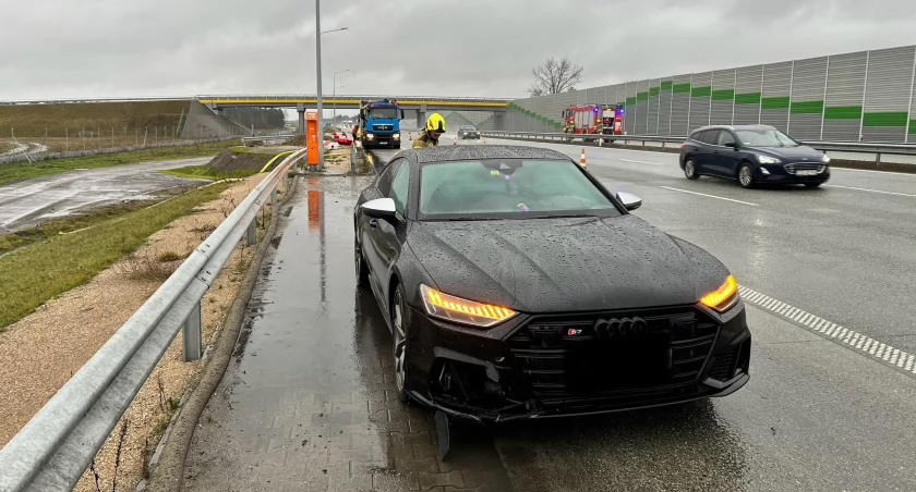 Autostrada A1. W ciężarówce pękła opona. Doszło do zderzenia z samochodem osobowym