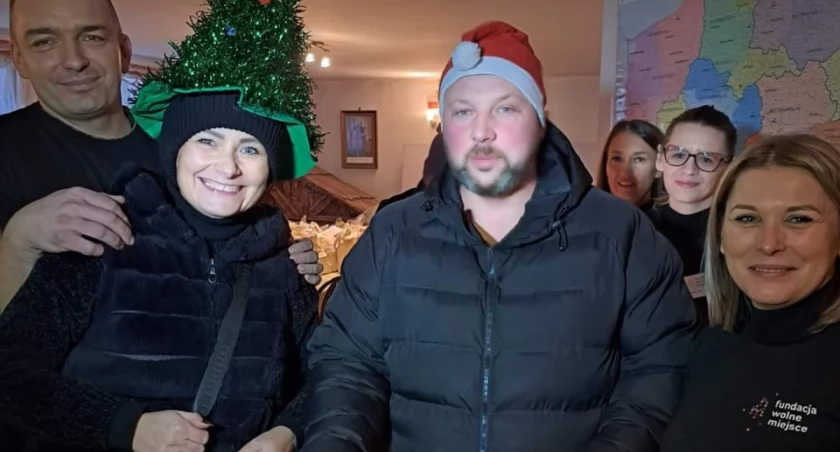 Mobilna Wigilia 2023 w Radomsku. Wolontariusze rozwieźli paczki do 120 osób potrzebujących takiego wsparcia