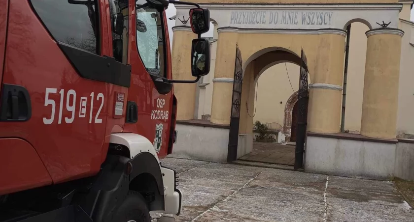 Silny wiatr uszkodził poszycie dachu kościoła w Kodrębie. Do pomocy wysłano strażaków