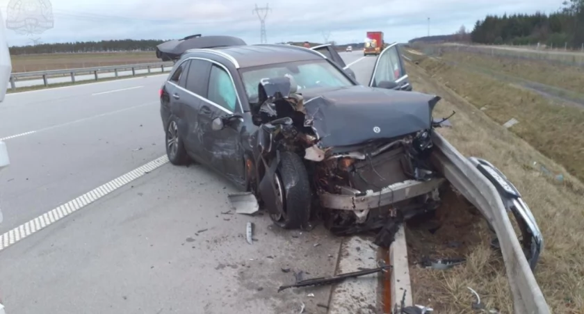 Zderzenie osobowego mercedesa z dwoma ciężarówkami na autostradzie A1. Dwie osoby odwieziono do szpitala