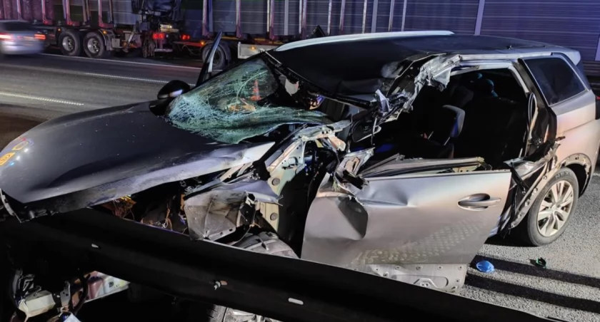 Autostrada A1. Zderzenie samochodu osobowego i ciężarowego. Strażacy uwalniali kobietę uwięzioną w tym pierwszym