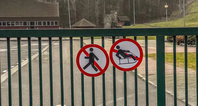 Pan Krzysztof: To jakiś absurd. Przecież to ośrodek sportowy, a na bramie znak zakazujący biegania! Za co dyrekcja bierze pieniądze?