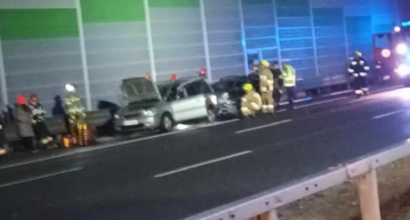 Wypadek na autostradzie A1. Zderzenie dwóch samochodów na wysokości miejscowości Brodowe 