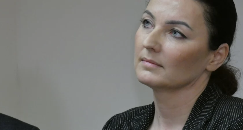 Otrzymała nagrodę za mobbing? - pytają Czytelnicy. Starosta Beata Pokora sprawy nie komentuje. Zarobki to prywatna sprawa
