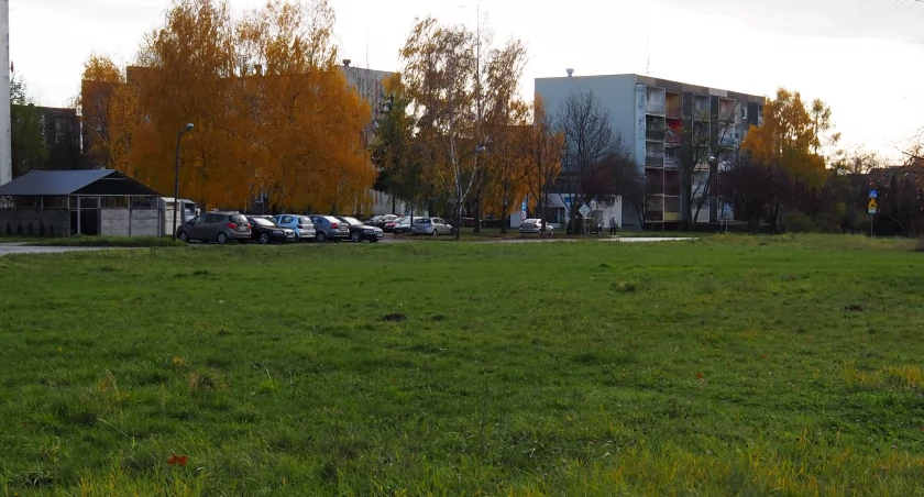 Minister czyści Krajowy Zasób Nieruchomości. Za SIM. W Radomsku też taki działa, ma budować blok przy Starowiejskiej. Wybuduje? 