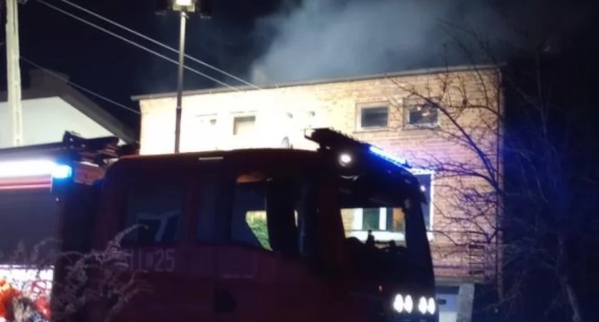Pożar sadzy w kominie domu przy ulicy Kotarbińskiego. Strażacy zbadali, czy mieszkańcy nie zatruli się czadem