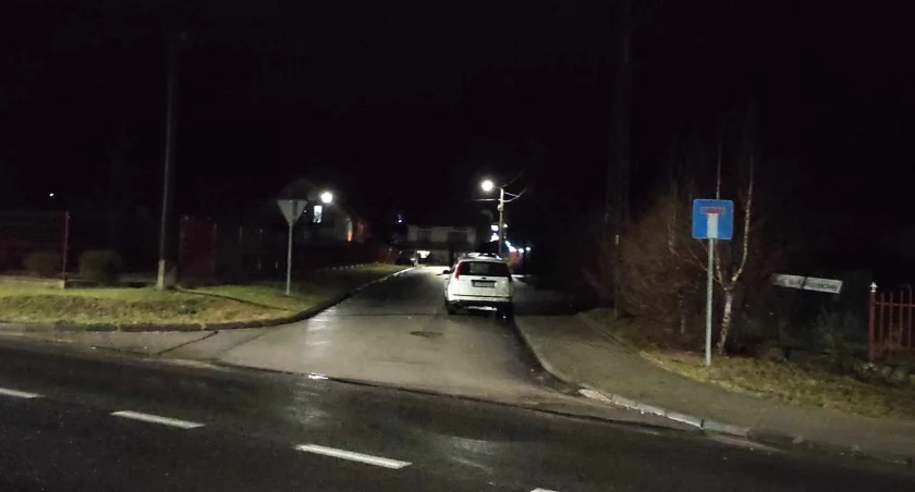 Zderzenie mazdy z seatem w Przedborzu. Kierowca nie czekał na policję. Uciekł. Policjanci sprawdzają, kto kierował