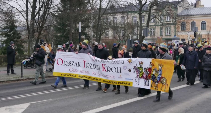 [WIDEO, ZDJĘCIA] XII Radomszczański Orszak Trzech Króli na ulicach miasta. Kolorowo, radośnie i z kolędą na ustach