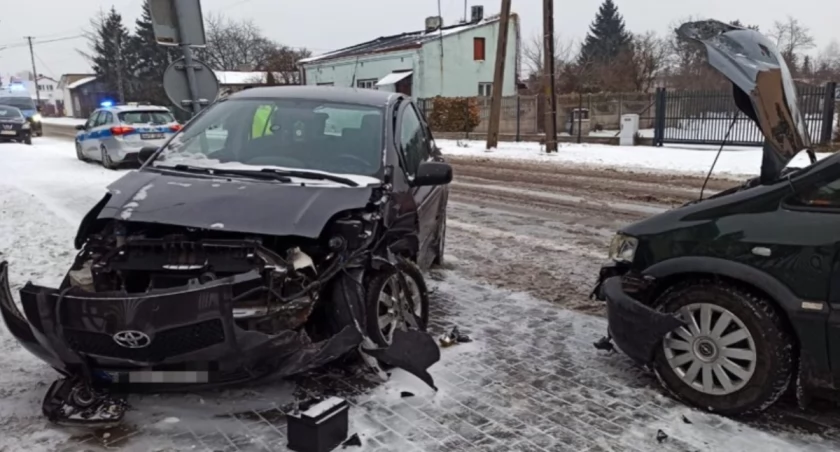 Trzy osoby zabrane do szpitalu po wypadku na ulicy Sucharskiego w Radomsku