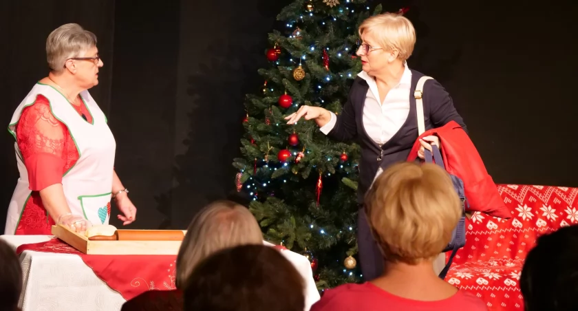 Seniorzy zaanektowali dom kultury. Było teatralnie, muzycznie i wesoło