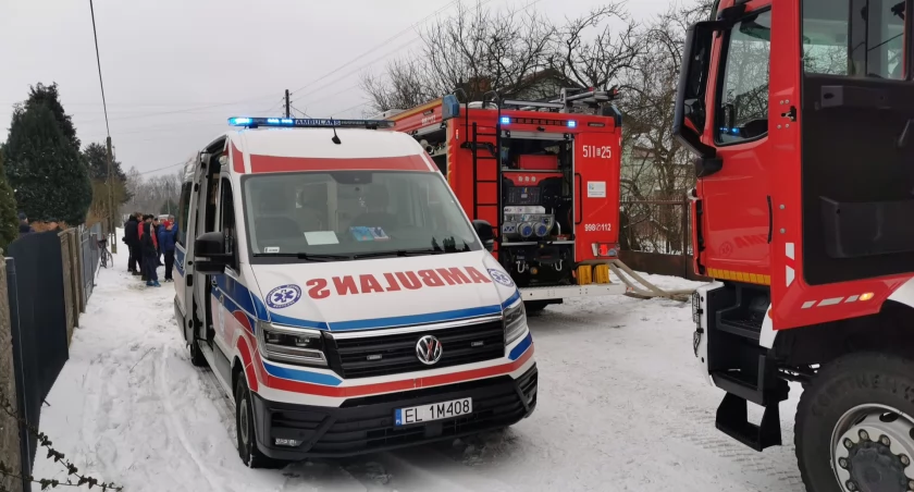 Pożar domu w Strzałkowie. Zginął 48-letni mężczyzna. Na miejscu kilka zastępów straży i pogotowie ratunkowe