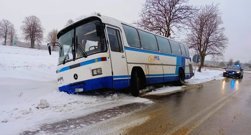 Kierowca autobusu zbyt szybko wjechał w zakręt. Mercedes z 30 pasażerami zsunął się do przydrożnego rowu