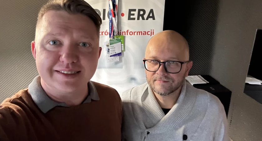 Przez osiem lat Polcy i Polaki oglądali propagandę TVP. Teraz Radomsko jej broni [Podcast Dwaj Panowie AA] 