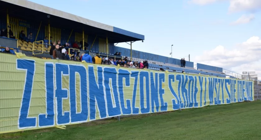 Kibice martwią się, że miejsc na stadionie przy Brzeźnickiej będzie o wiele mniej. - Na razie nie mniej niż 1000 - uspokaja urząd