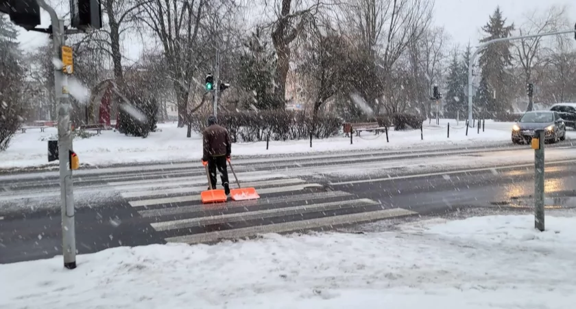 Zima się rozkręca, śniegu przybywa. Tylko kto powinien zająć się odśnieżaniem? Bo na to skarżą się ludzie
