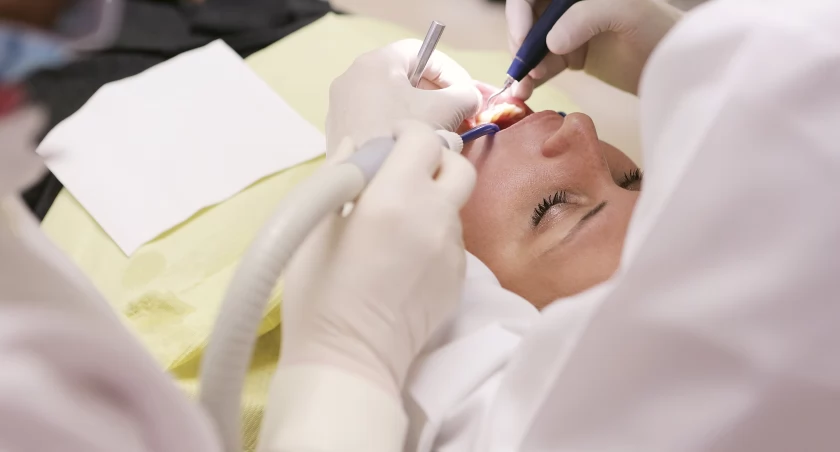 Dentyści oszaleli: Na takie stawki nawet Wróżce-Zębuszce szczęka opada