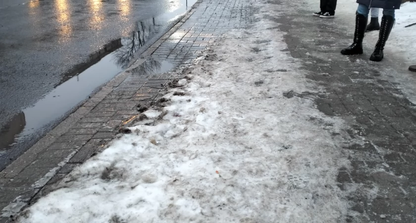 Od rana oblodzone chodniki, przystanki, śliskie jezdnie. Zaskoczeni?
