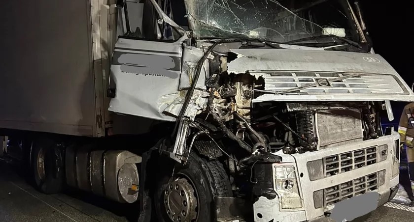 Kolizja na autostradzie A1. Samochód ciężarowy uderzył w pługopiaskarkę