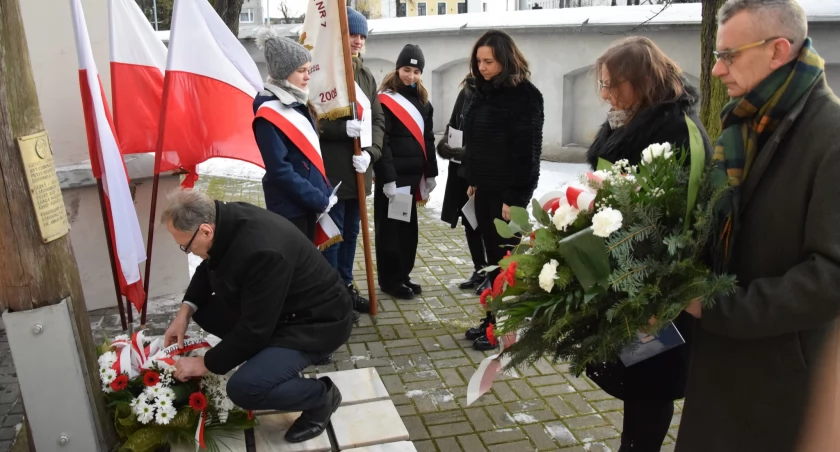 161. rocznica wybuchu Powstania Styczniowego. Kwiaty pod Krzyżem Powstańczym przy klasztorze oo. Franciszkanów