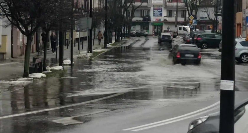 Czytelnik: Reymonta pływa. To chyba przez odwilż. Cóż, jakie miasto, taka Wenecja...