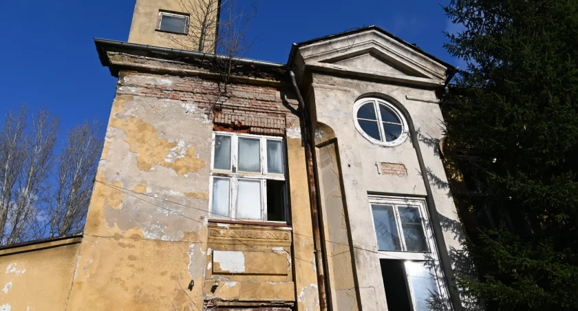 Starostwo po raz kolejny wystawia na sprzedaż budynek po byłym zakładzie pielęgnacyjno-opiekuńczym w centrum miasta